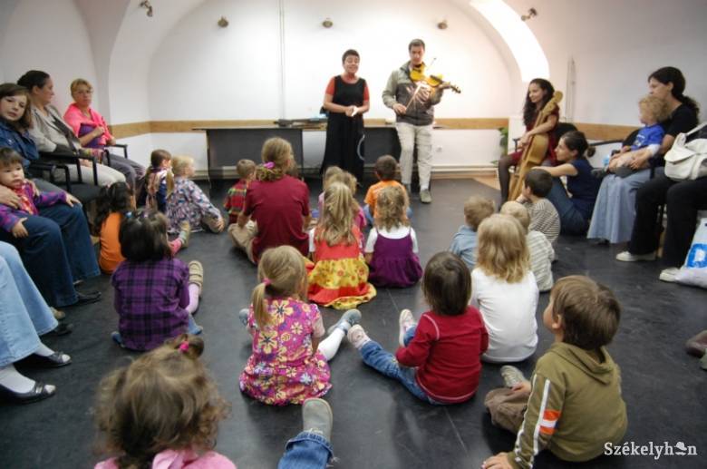 Aprók Táncháza 2011-ben, a Hargita Megyei Kulturális Központ alagsori termében •  Fotó: Iochom Zsolt