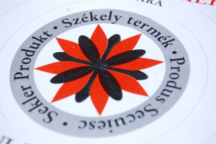 Nyomokban magyar szavakat tartalmaz