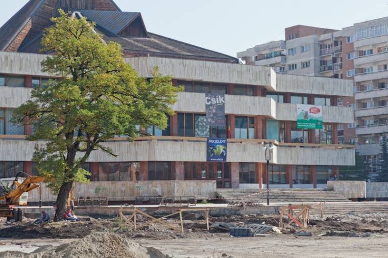 Támfalépítés kezdődik a köztereken
