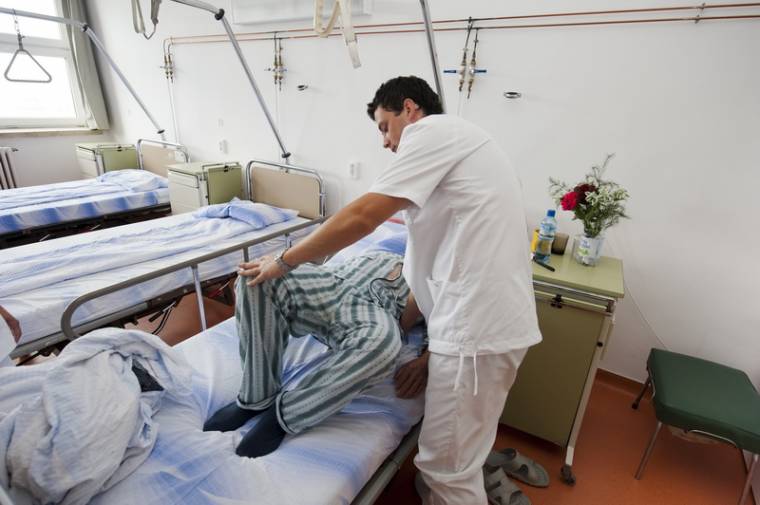 Gyógytornászok a kórtermekben