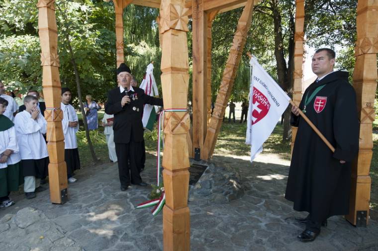 Főhajtás a honvédek emléke előtt