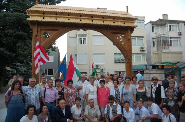 Áll a székely kapu Isztambulban