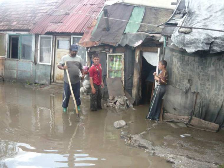 Vízben álló barakkok a cigánysoron