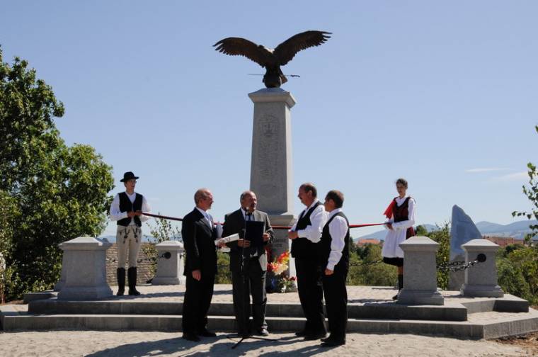 Turulszobrot avattak Csíkszentkirályon