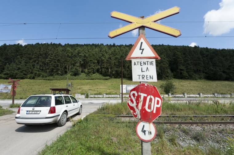 Sorompó vagy vasúti felüljáró volna jó Zsögödben?