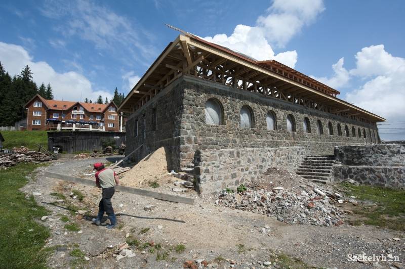 A hargitafürdői hegyimentő-bázis felújításánál. Újabbakat építenének. Archív &bullet;  Fotó: Kristó Róbert