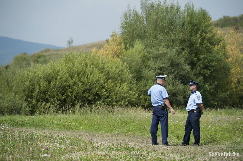 A keresés alatt rendőrök biztosították a helyszínt. Illusztráció •  Fotó: Kristó Róbert