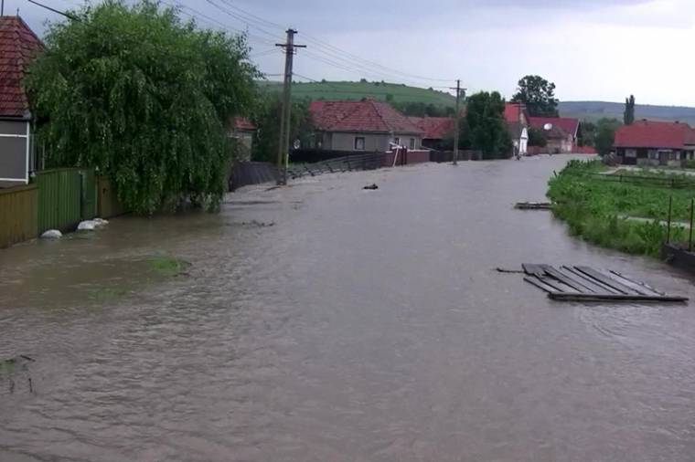 Utakat, hidakat rongált meg az áradás Csíkszentmihályon