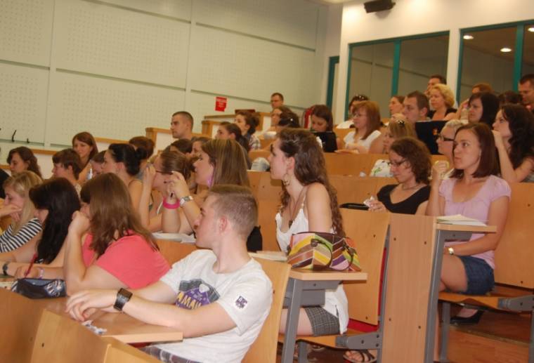 Behálóz a közösségi média