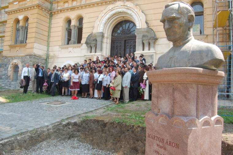 A felújított kápolnateremben találkoztak
