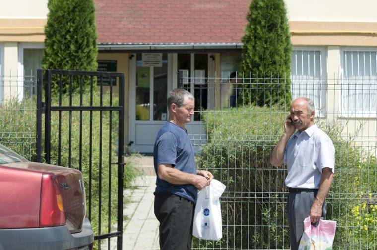 Újabb határidő, újabb sorban állás