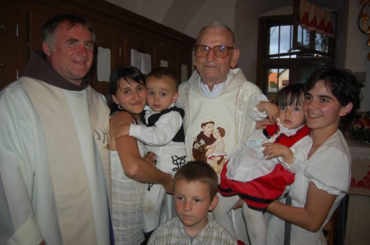 Gyermekeket áldottak meg a csíksomlyói kegytemplomban