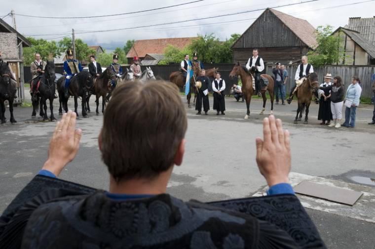 Kilométerek százait utazzák lóháton