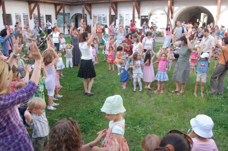Gyermektáncház a Mikó-vár udvarán