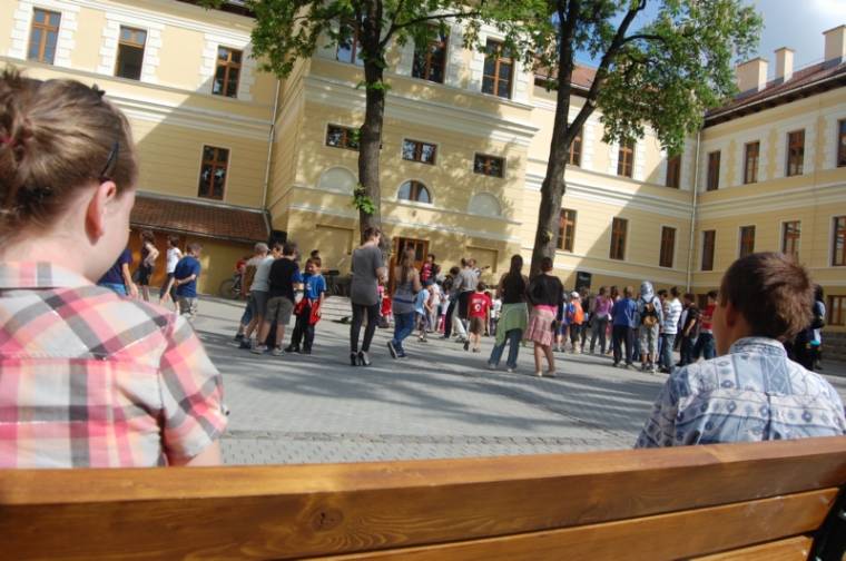 Cîmpeanu: feloldhatják a maszkviselési kötelezettséget az iskolaudvaron a tanintézetek