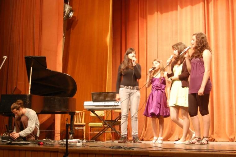 Hangzatos név – kevés tartalommal