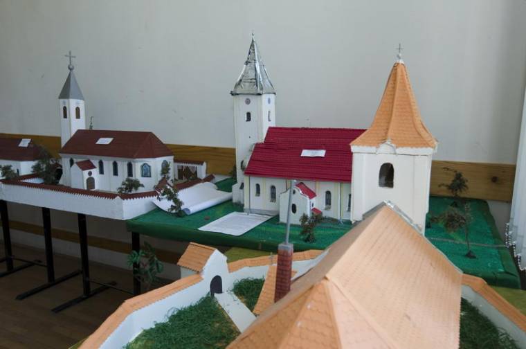 Csíki templomok kicsiben, méretarányosan