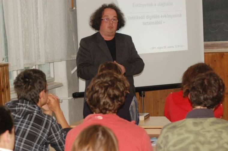 Évkönyv-vetélkedő és könyvbemutató