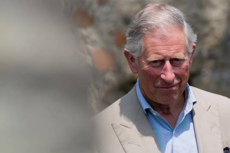 Egy hónapon belül másodszor akarták tojással megdobni III. Károly brit uralkodót