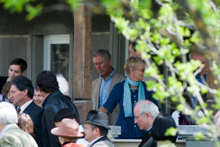 Károly herceg a kaszálást és a néptáncot is kipróbálta