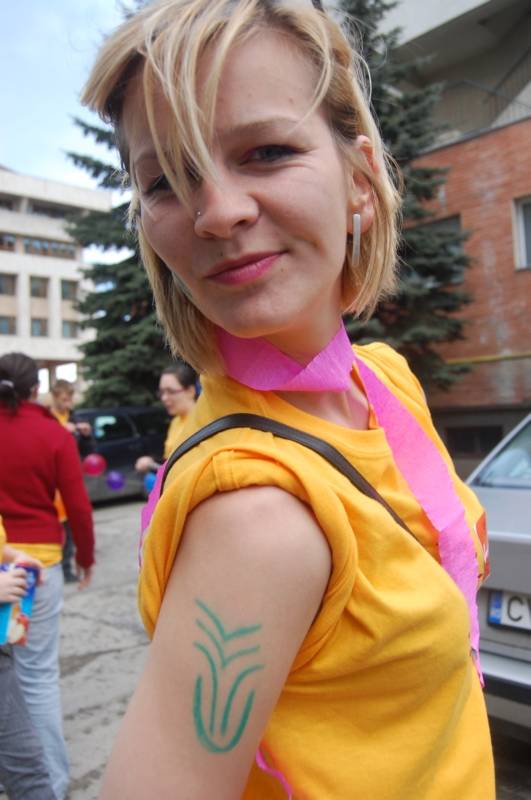 Színes, zenés-zajos felvonulás