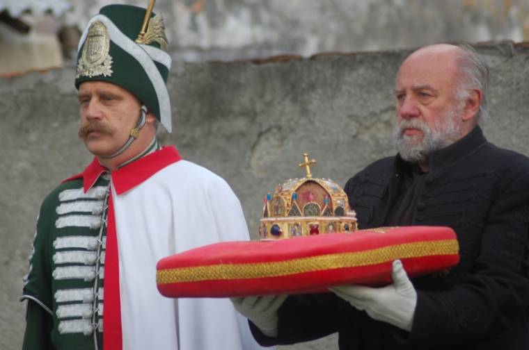 Szűz Mária lábai elé helyezték a Szent Korona hű mását