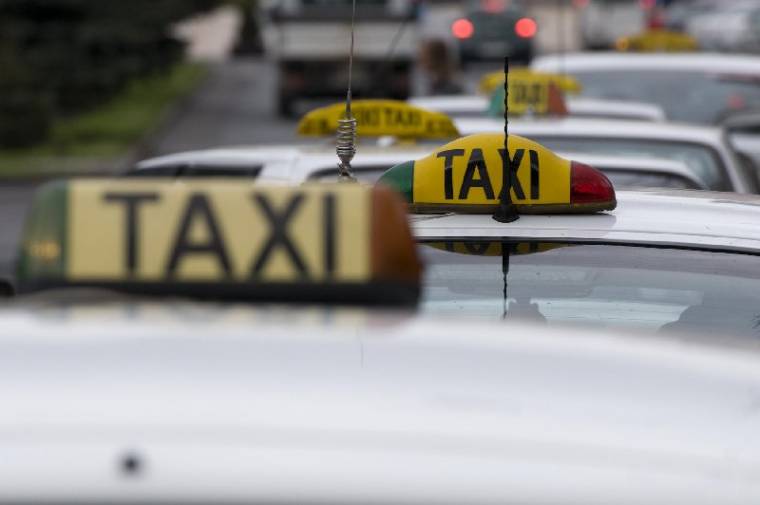 Tilosban parkolókra és taxisokra „vadásztak”