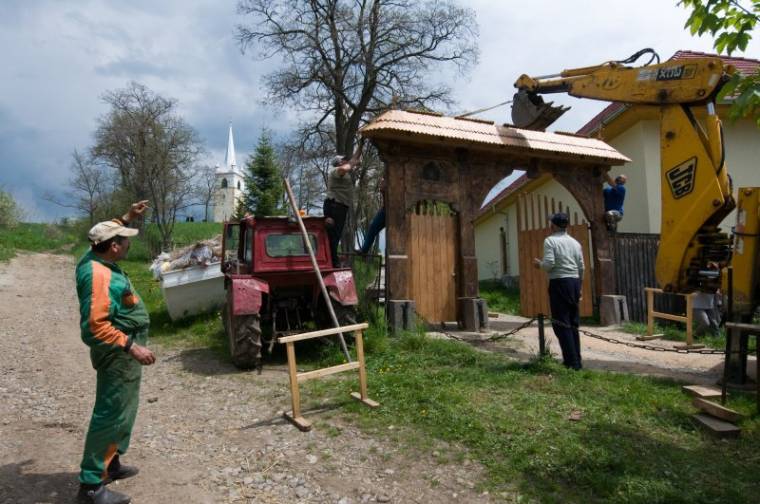 Meggyógyult a templomkapu