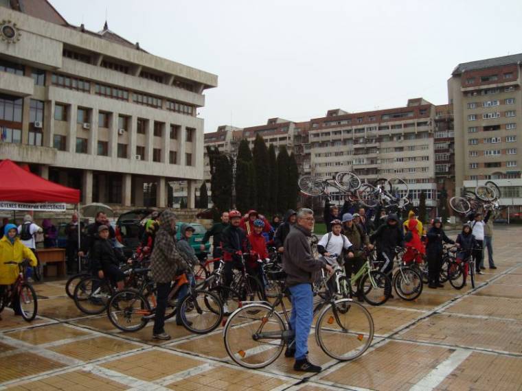 Esőverte biciklis felvonulás