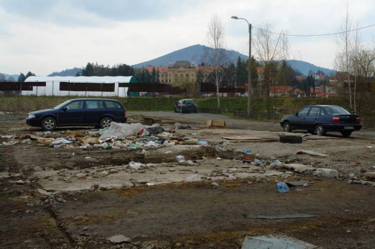 Garázsbontás, útépítés a Nagyrét utcában
