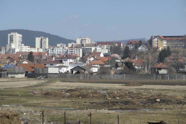 Gyűl a szemét a városszéli legelőn
