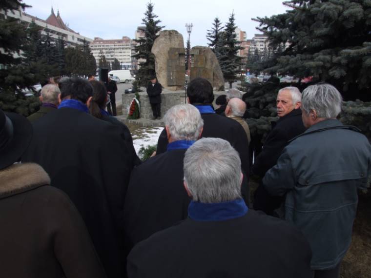 Ne legyenek többé politikai üldözöttek!