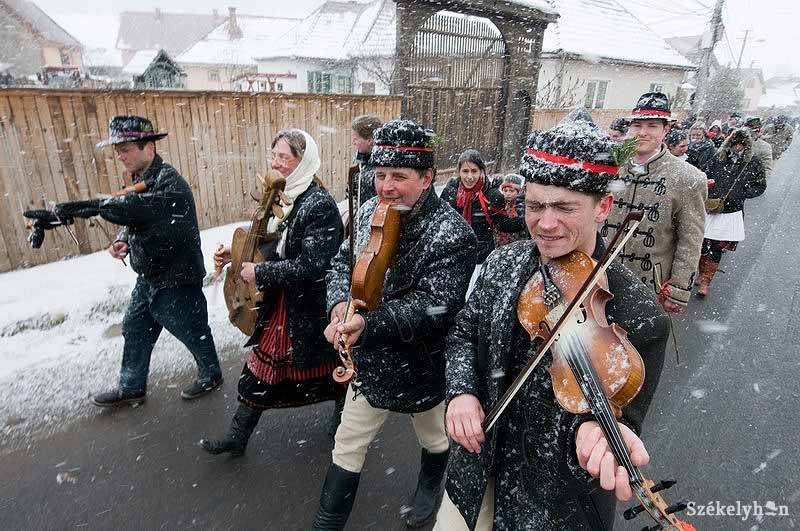 Farsangi felvonulás Csobotfalván. Középen Antal Imre. Archív •  Fotó: Kristó Róbert