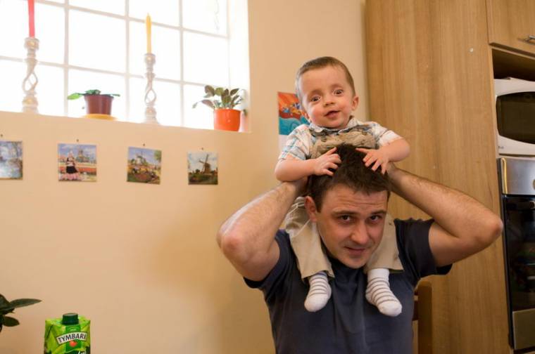 Máté, az üvegcsontú kisfiú