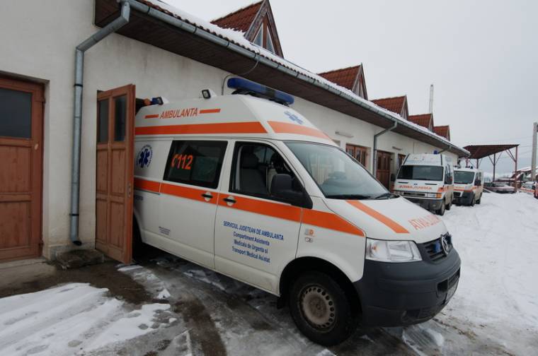 Lebontják és újjáépítik a mentőállomás garázsát