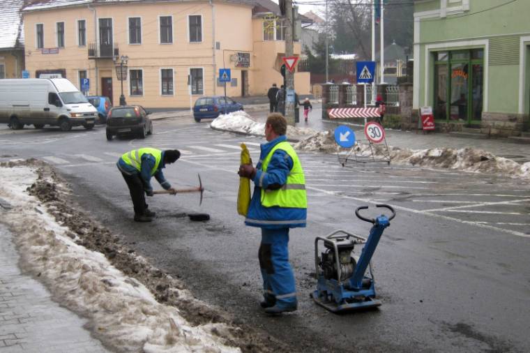 Kátyúkat tömnek hideg aszfalttal