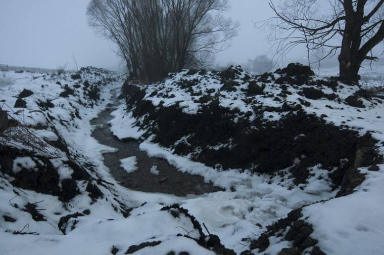 Csatornákat vágnak a befagyott patakok jegébe