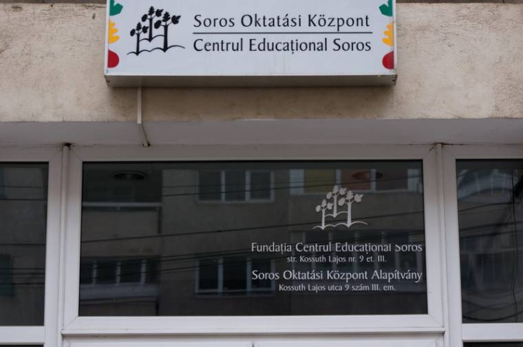 Nyelvi vetélkedőt szervez a Soros Oktatási Központ