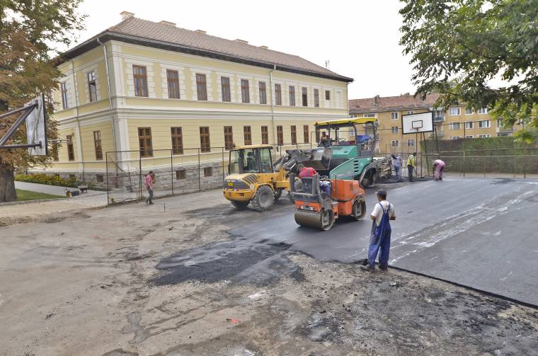 Leaszfaltozták a Petőfi iskola sportpályáját