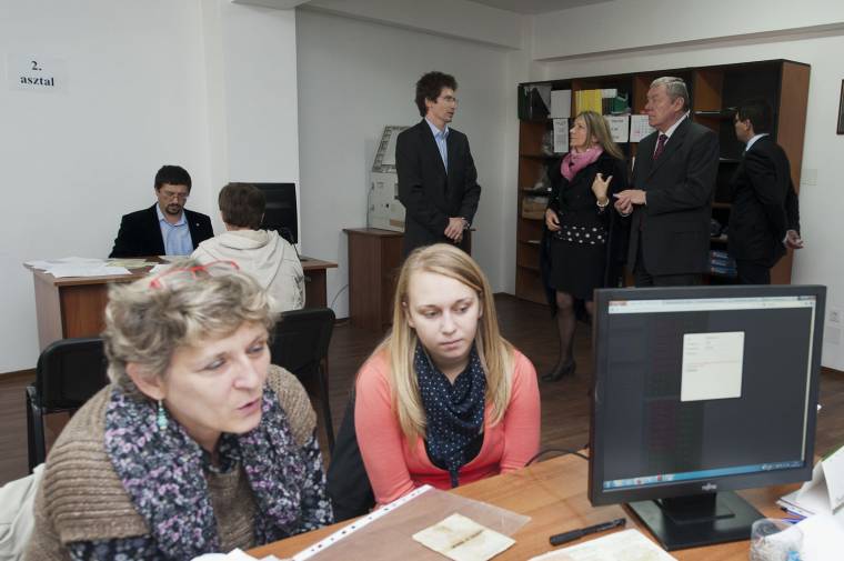 A demokráciaközpontok szerepét vitatják