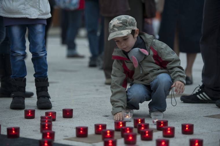 Gyertyagyújtás a kivágott fákért