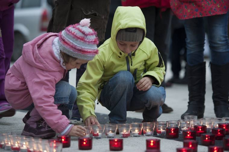 Gyertyát gyújtanak a szegényekért