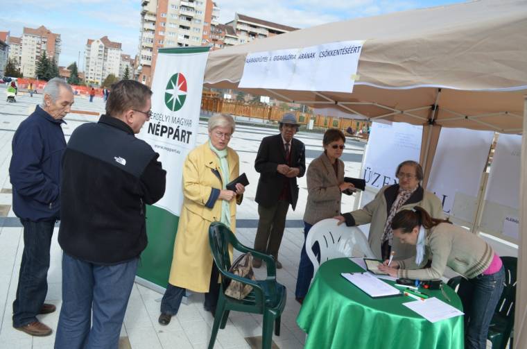 Gyűlnek az aláírások