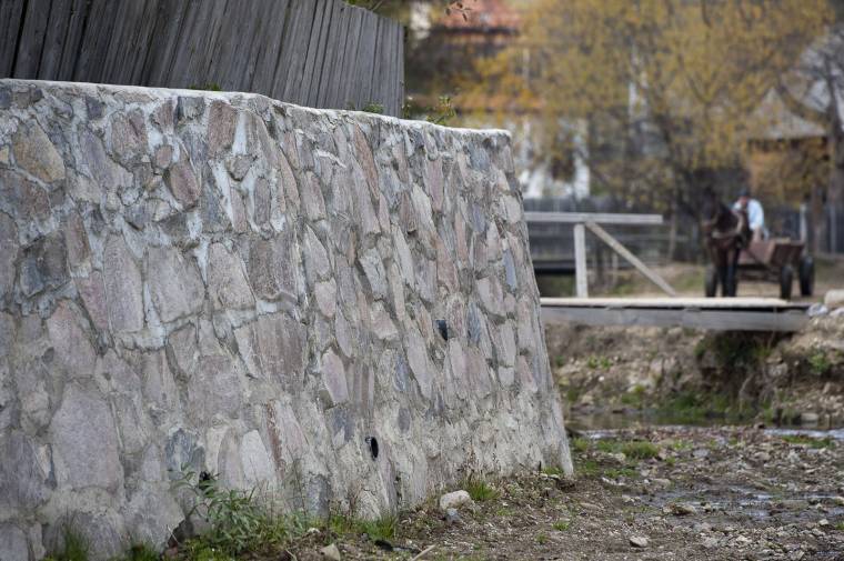 Áll a munka a Rákos patak partján