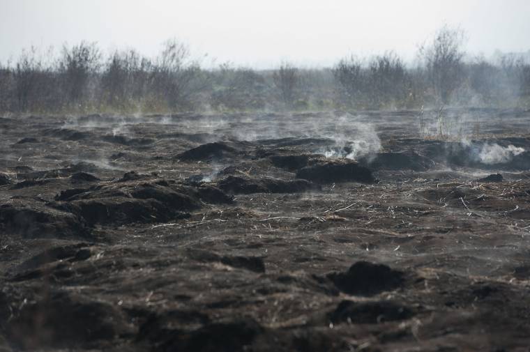 Július óta szennyezi a levegőt a csíkcsicsói tőzegfüst