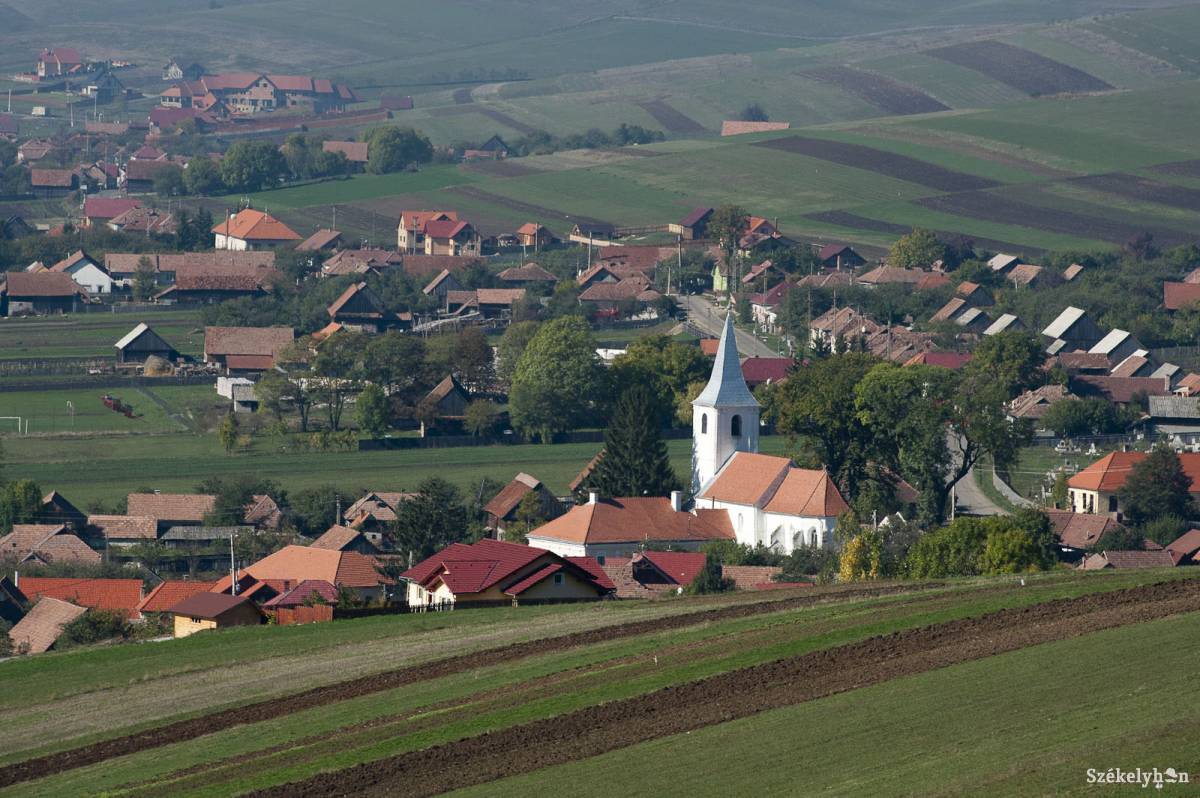 Csíkmindszent. Ünnepre készülnek. Archív •  Fotó: Kristó Róbert