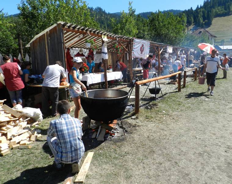 Hagyományőrzés és kulináris különlegességek a Gyimesközéploki Falunapokon