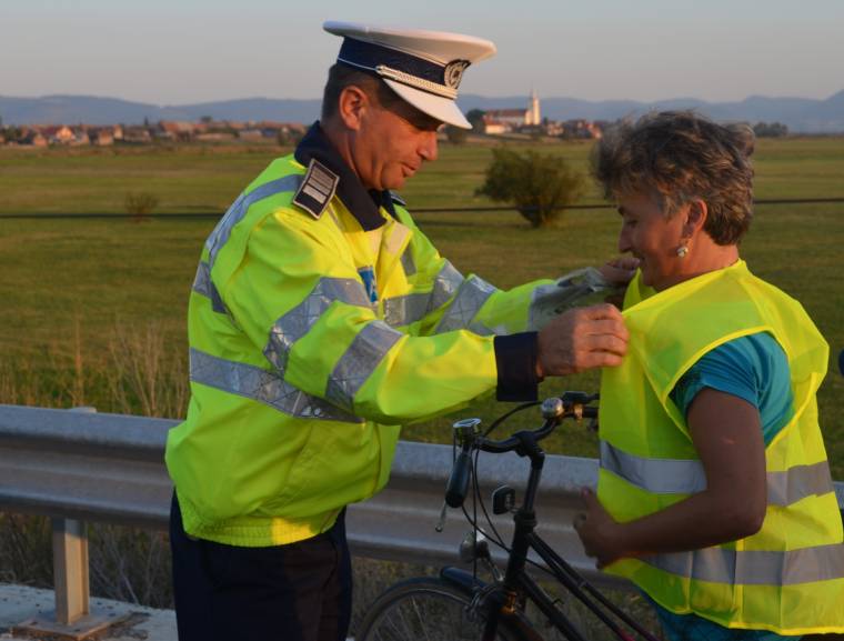 Ajándékosztó rendőrök Alcsíkon
