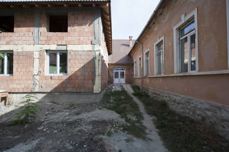 Válságok lassítják az iskolafelújítást