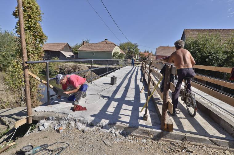 Karzat a madarasi Olt-hídon